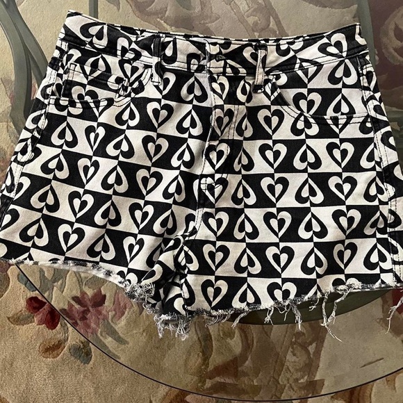 black & white printed heart shape skate shorts denim cute RSQ x Tillys bottoms - Picture 10 of 11
